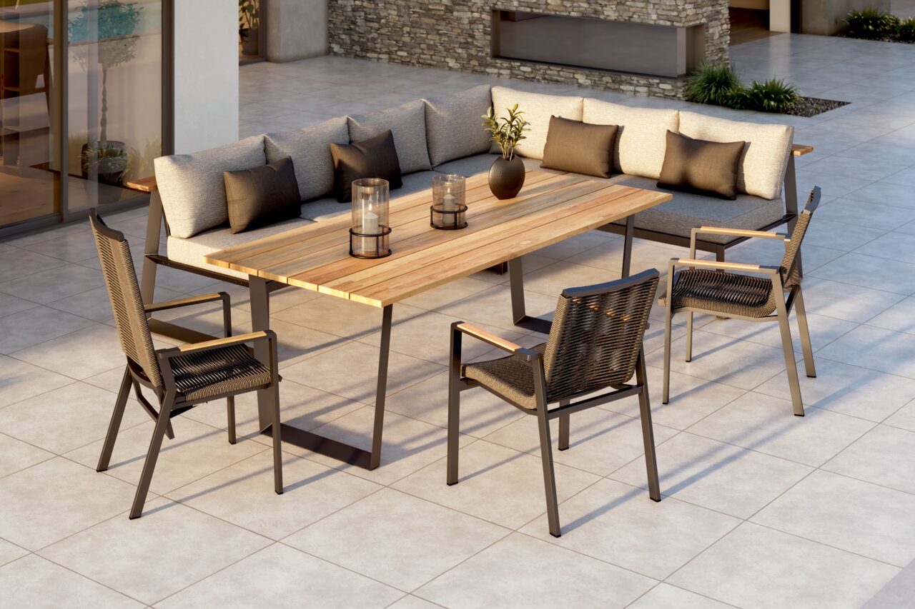 Moderner Gartentisch mit Holzplatte und Metallgestell, umgeben von stilvollen Stühlen und einer Eckbank auf einer Terrasse. Perspektive von schräg oben.