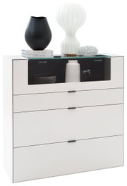 Weißes Highboard mit vier Schubladen, dekoriert mit Vasen und Büchern, seitliche Perspektive