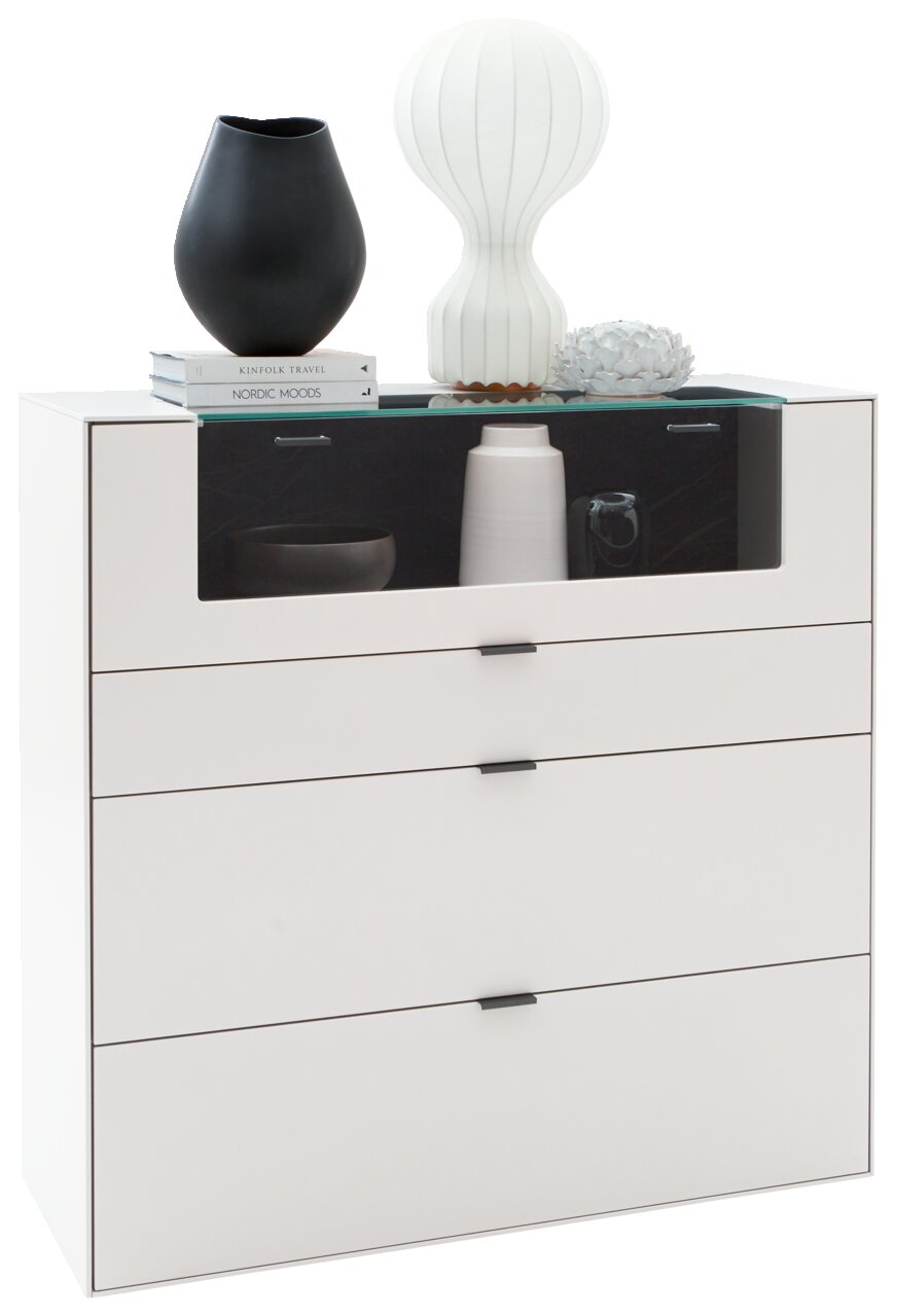 Dieter Knoll Highboard MONTESA Weißes Highboard mit vier Schubladen, dekoriert mit Vasen und Büchern, seitliche Perspektive