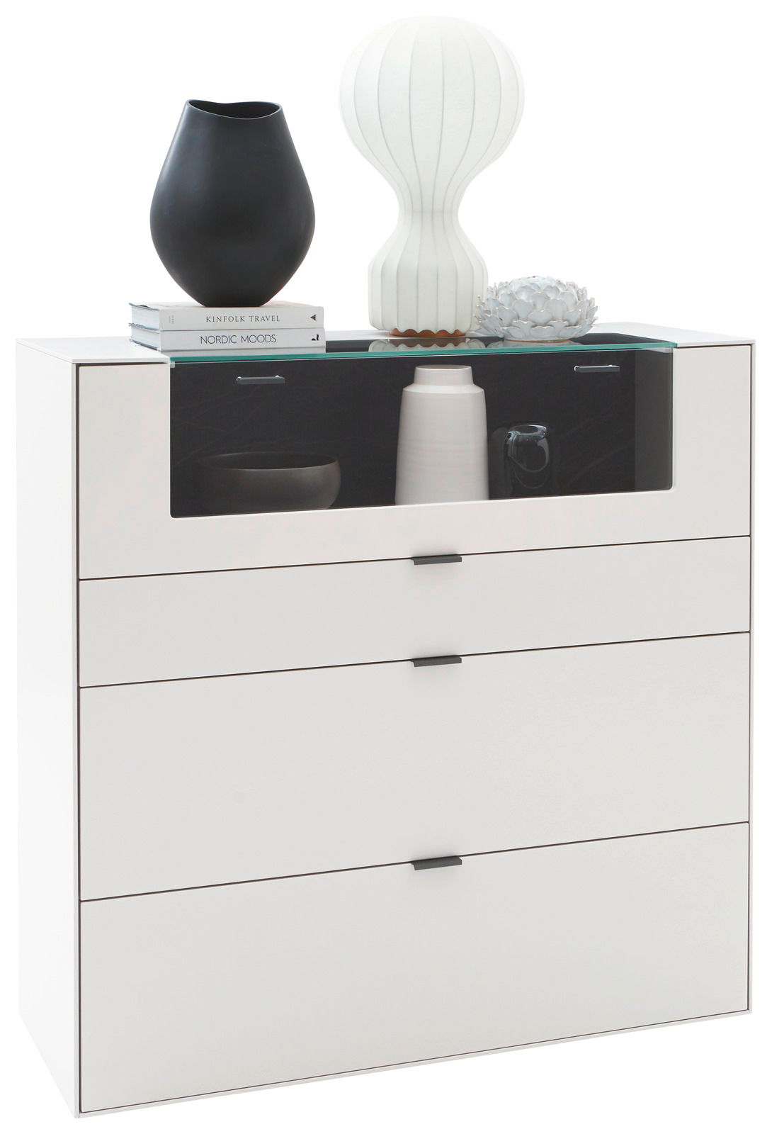 Weißes Highboard mit vier Schubladen, dekoriert mit Vasen und Büchern, seitliche Perspektive