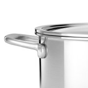 Nahaufnahme eines Edelstahlkochtopfs mit Griff und Deckel, seitliche Perspektive