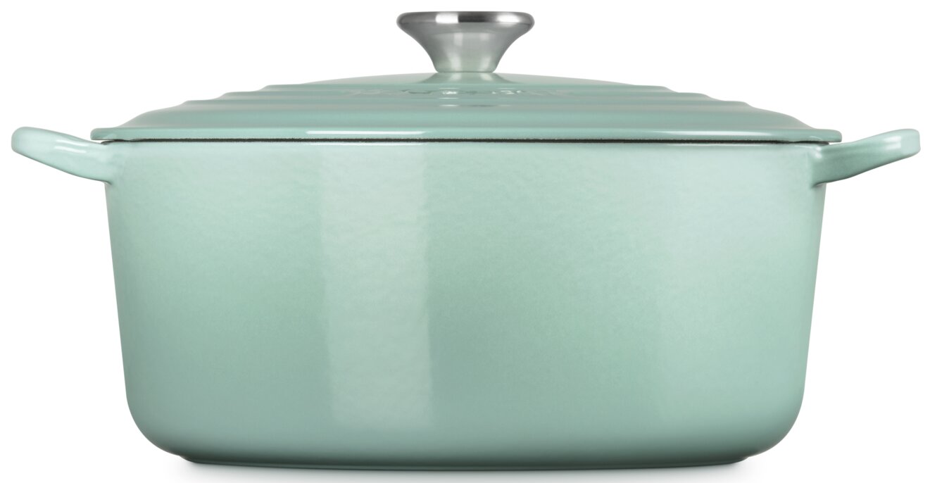 Mintgrüner emaillierter Bräter mit Deckel und seitlichen Griffen, frontal in leichter Aufsicht vor weißem Hintergrund