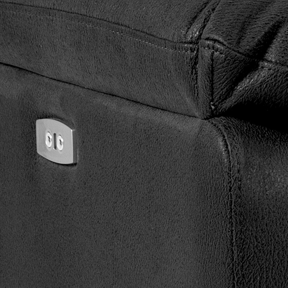 Nahaufnahme eines schwarzen Ledersofas mit einer silbernen Steckdose an der Seite, seitliche Perspektive
