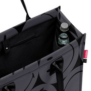 Graue Einkaufstasche mit schwarzem Muster, Innenansicht mit Flaschenhalter und Reißverschlusstasche, von oben betrachtet.