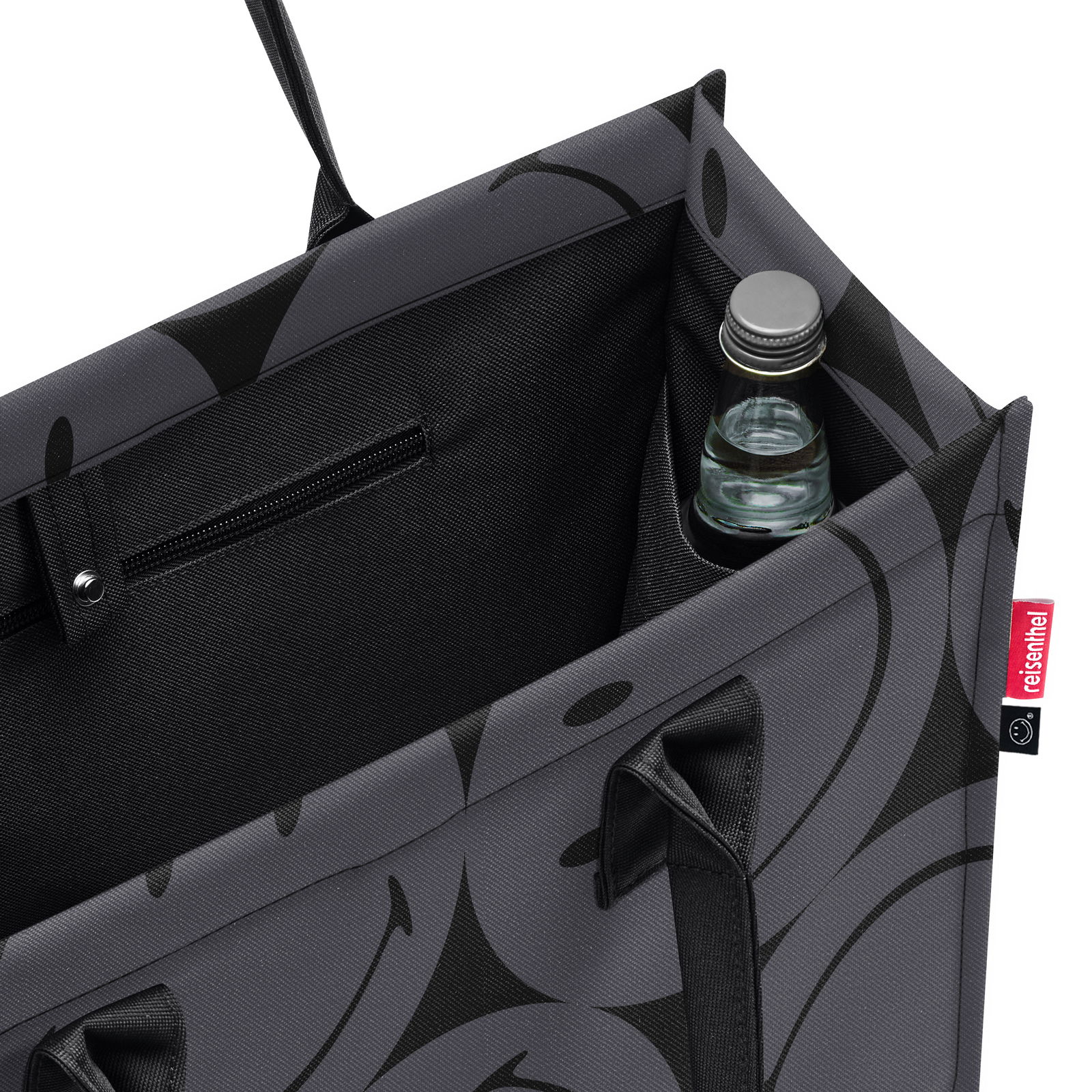 Graue Einkaufstasche mit schwarzem Muster, Innenansicht mit Flaschenhalter und Reißverschlusstasche, von oben betrachtet.