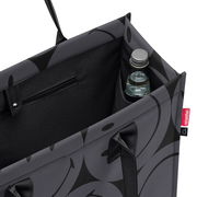 Graue Einkaufstasche mit schwarzem Muster, Innenansicht mit Flaschenhalter und Reißverschlusstasche, von oben betrachtet.