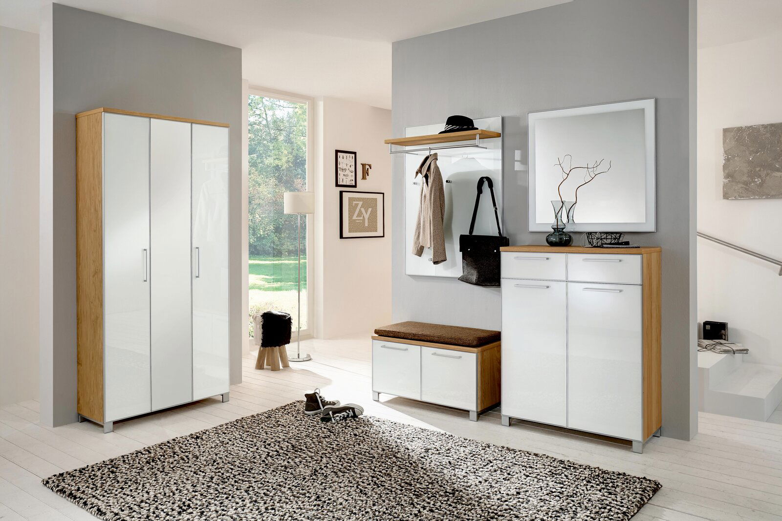 VOSS Spiegel SANTINA Moderne Garderobeneinrichtung mit weißem Hochglanz-Schuhschrank, Spiegel und Garderobenpaneel in einem hellen Raum, seitliche Perspektive.