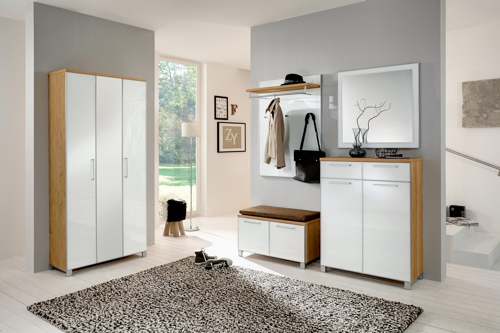 VOSS Garderobenpaneel SANTINA Moderne Garderobeneinrichtung mit weißem Hochglanz-Schuhschrank, Spiegel und Garderobenpaneel in einem hellen Raum, seitliche Perspektive.