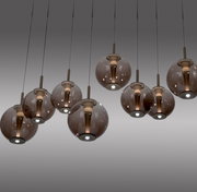 Moderne LED-Pendelleuchte mit mehreren rauchgrauen Glaskugeln, von unten betrachtet.
