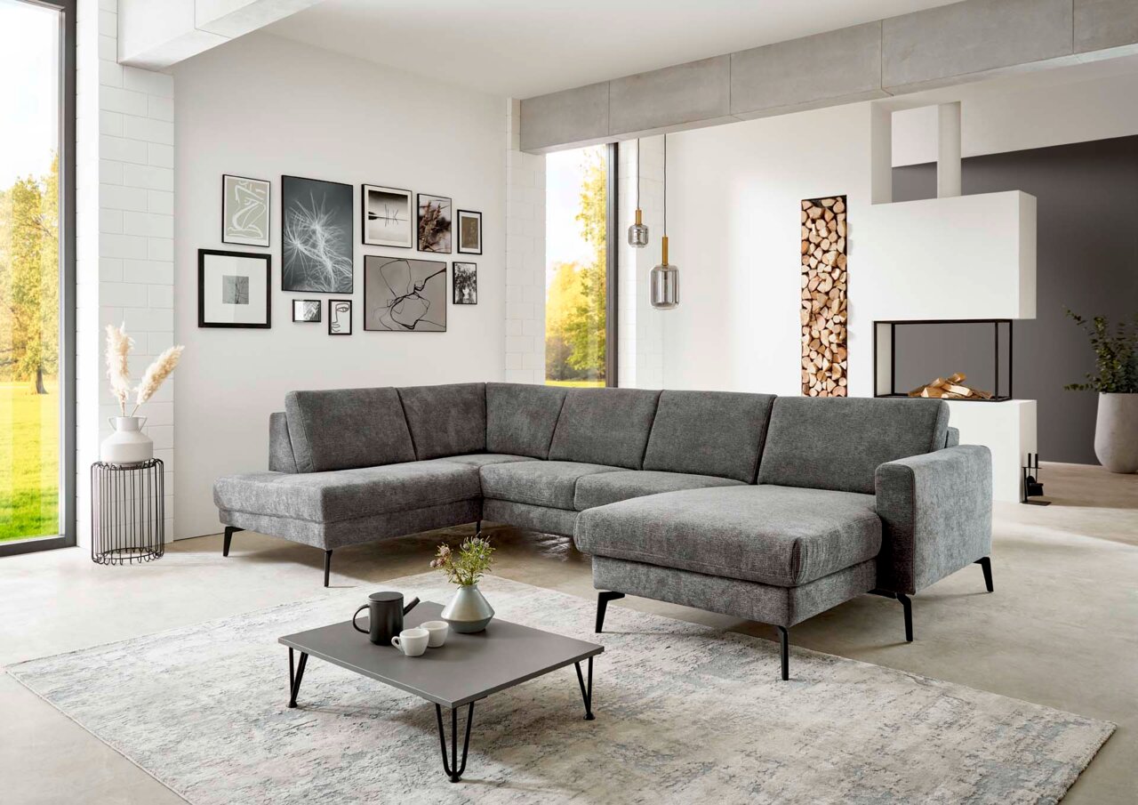 Graue Polsterrundecke in modernem Wohnzimmer, Perspektive von vorne links