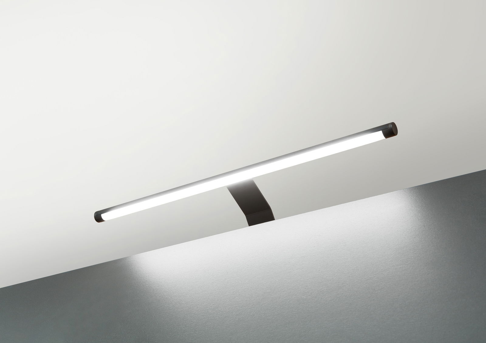 LED-Schrankbeleuchtung aus seitlicher Perspektive, montiert an einer Oberfläche, mit hellem Lichtstrahl.
