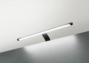 LED-Schrankbeleuchtung aus seitlicher Perspektive, montiert an einer Oberfläche, mit hellem Lichtstrahl.
