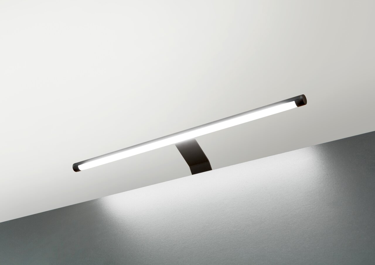 LED-Schrankbeleuchtung aus seitlicher Perspektive, montiert an einer Oberfläche, mit hellem Lichtstrahl.