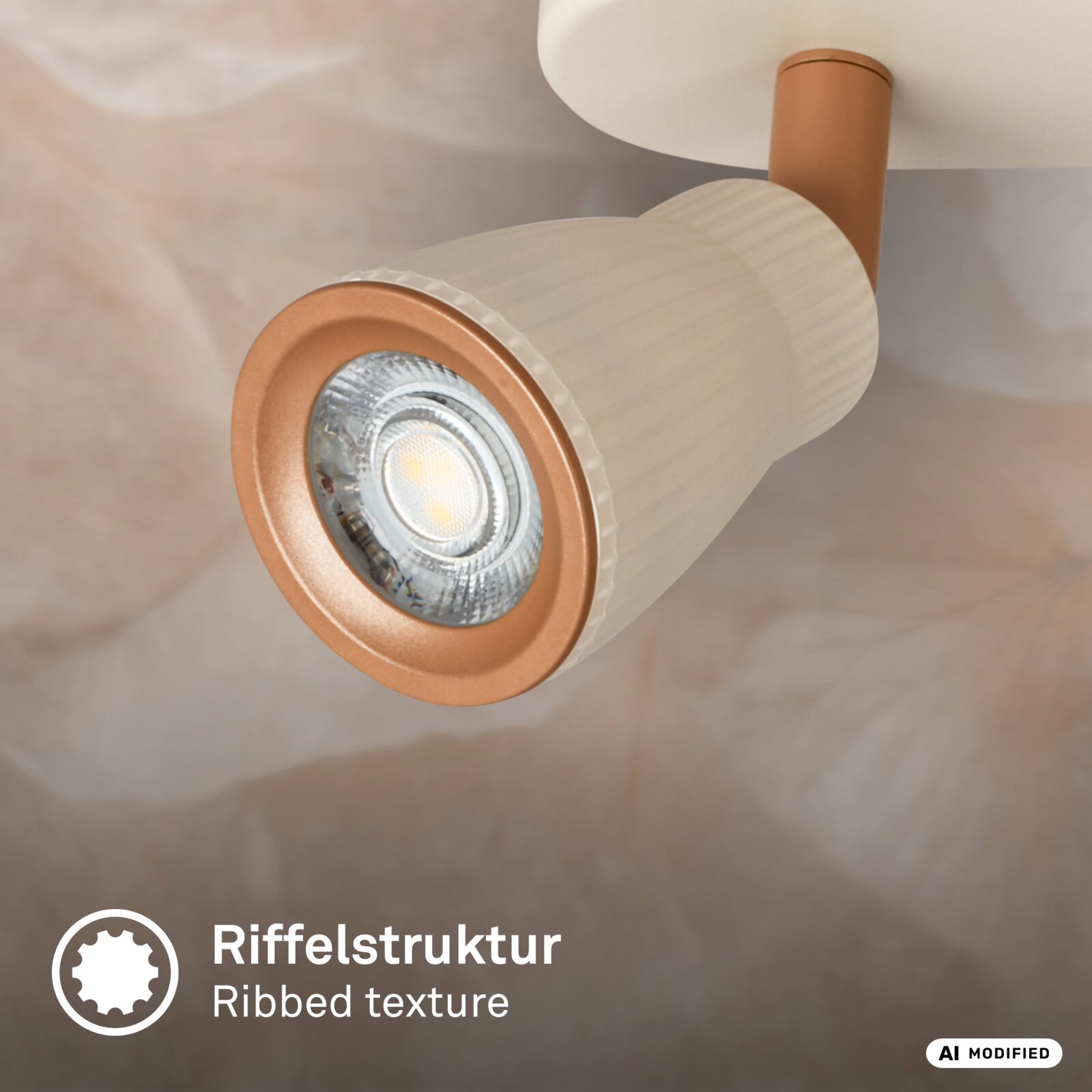 Nahaufnahme eines Decken-Spots/Strahlers mit geriffeltem, cremefarbenem Gehäuse und kupferfarbenem Rand, LED-Leuchtmittel sichtbar; Perspektive: schräg von unten seitlich auf den Spot.