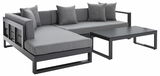 Modernes Lounge-Set mit grauen Kissen und einem schwarzen Tisch, Perspektive von vorne links.