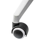 Nahaufnahme einer Stuhlrolle mit grauem Arm, seitliche Perspektive