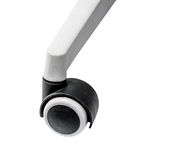 Nahaufnahme einer Stuhlrolle mit grauem Arm, seitliche Perspektive