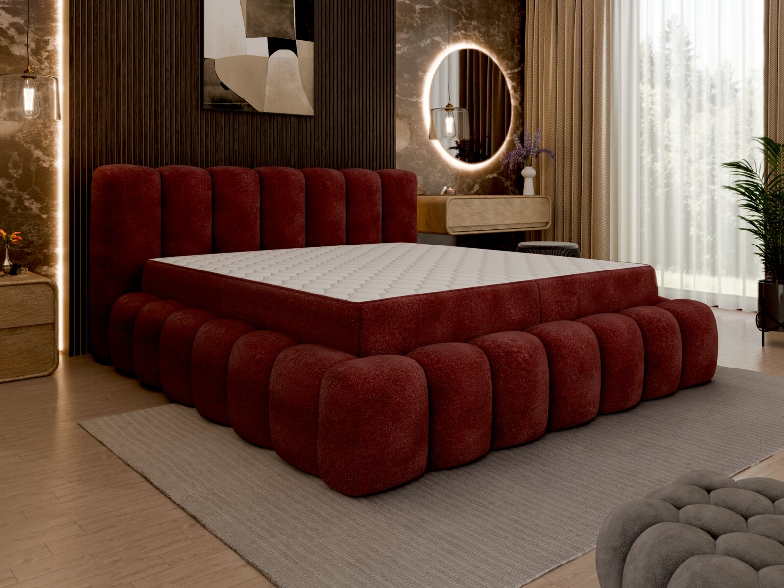 Een gestoffeerd bed in een moderne slaapkamer, gezien vanaf de zijkant, met een rood, gestoffeerd frame en hoofdeinde, omringd door stijlvolle decoratie.