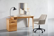 Moderner Drehstuhl mit gepolstertem Sitz und Rückenlehne, in einem minimalistischen Büro mit Holzschreibtisch und Dekorationen, seitliche Perspektive.