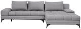 Graues Ecksofa mit drei Rückenkissen und einer Ottomane auf der rechten Seite, Vorderansicht