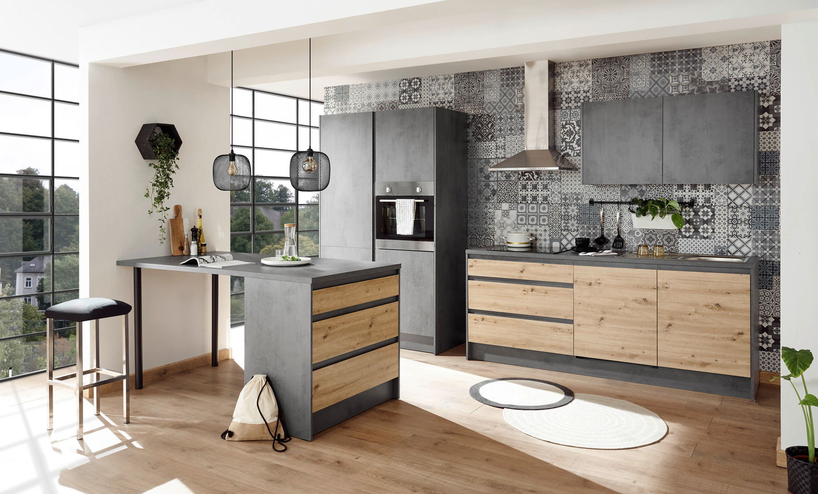 Smartkitchen Kücheninsel TROJA Moderne Kücheninsel in Betonoptik mit Holzschubladen, umgeben von stilvollen Küchenschränken und dekorativen Fliesen, aus der Perspektive eines hellen, lichtdurchfluteten Raumes.