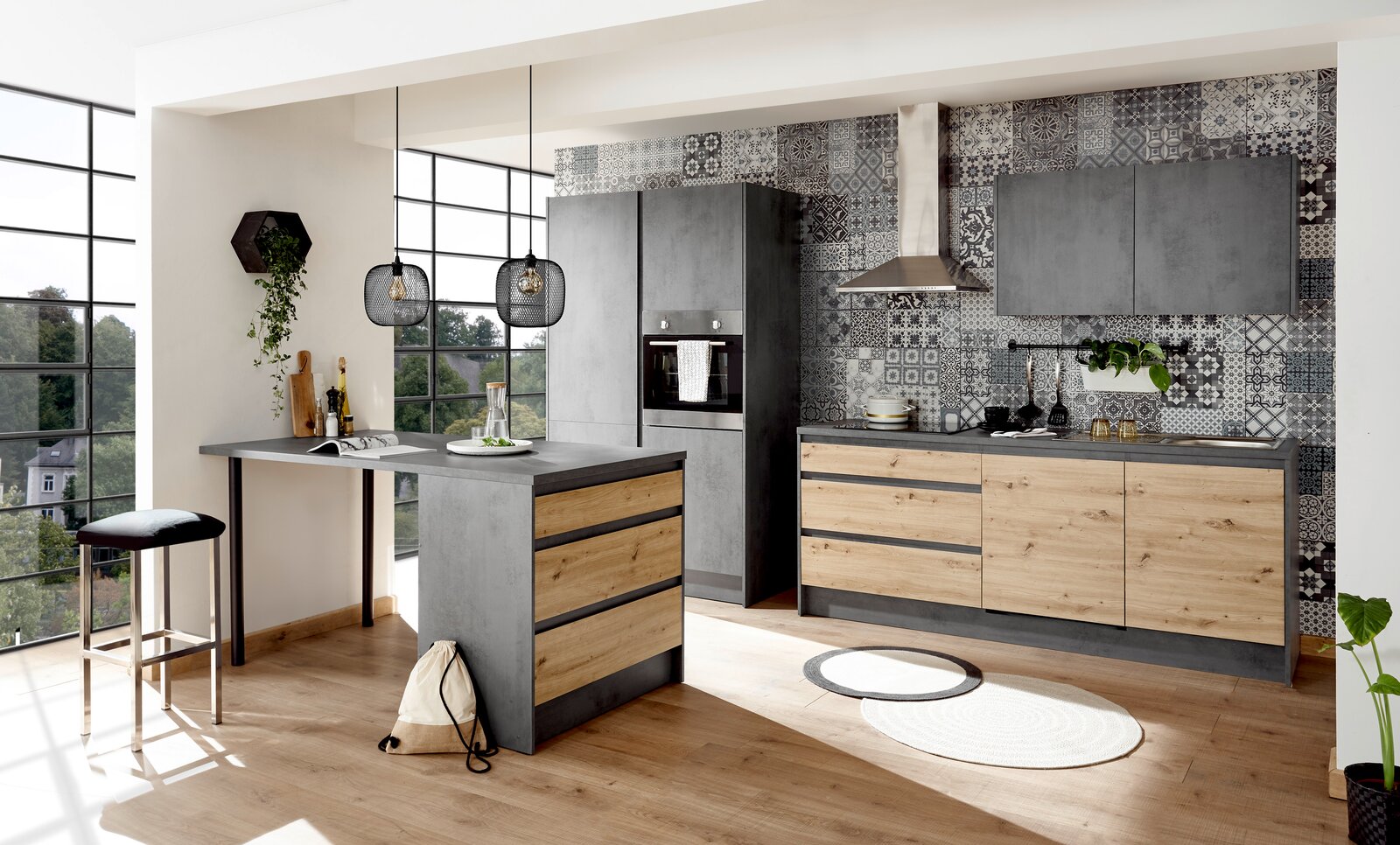 Smartkitchen Kücheninsel TROJA Moderne Kücheninsel in Betonoptik mit Holzschubladen, umgeben von stilvollen Küchenschränken und dekorativen Fliesen, aus der Perspektive eines hellen, lichtdurchfluteten Raumes.