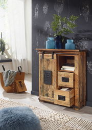Rustikales Sideboard aus Holz mit Schiebetür und Schubladen, dekoriert mit blauen Vasen, aus der Perspektive von vorne rechts.