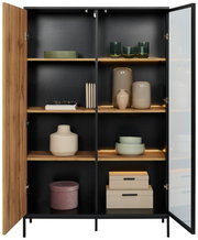 Offenes Highboard mit Holz- und Glastüren, gefüllt mit dekorativen Vasen, Schalen und Boxen, frontal betrachtet.