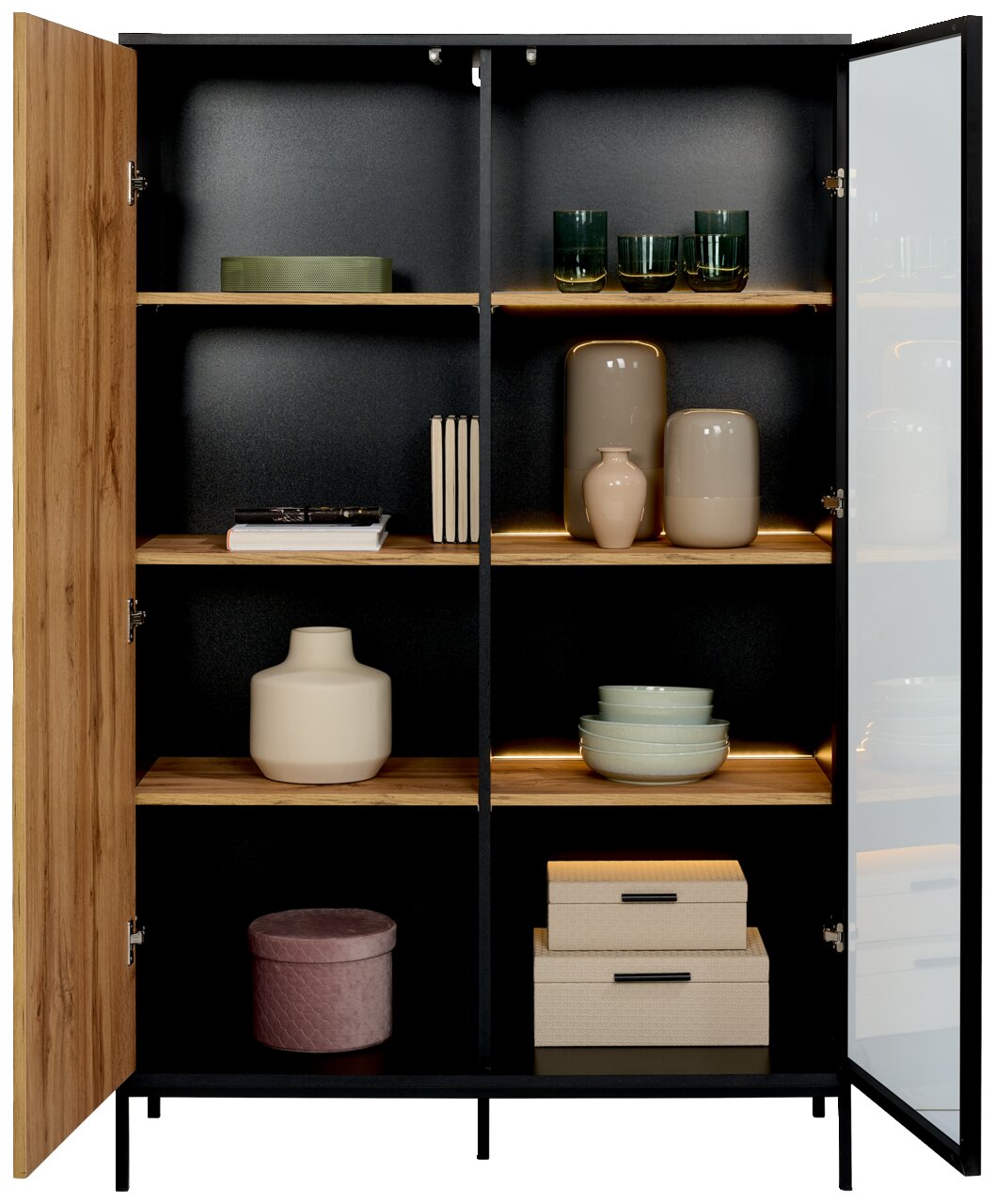 Open hoogkast met houten en glazen deuren, gevuld met decoratieve vazen, schalen en dozen, gezien vanaf de voorkant.
