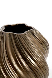 Nahaufnahme einer dekorativen Vase mit spiralförmiger Struktur und antikem Finish, von oben betrachtet.