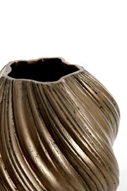Nahaufnahme einer dekorativen Vase mit spiralförmiger Struktur und antikem Finish, von oben betrachtet.