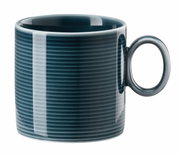 Dunkelblaue Kaffee-Obertasse mit geriffeltem Design, seitliche Perspektive