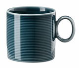 Dunkelblaue Kaffee-Obertasse mit geriffeltem Design, seitliche Perspektive