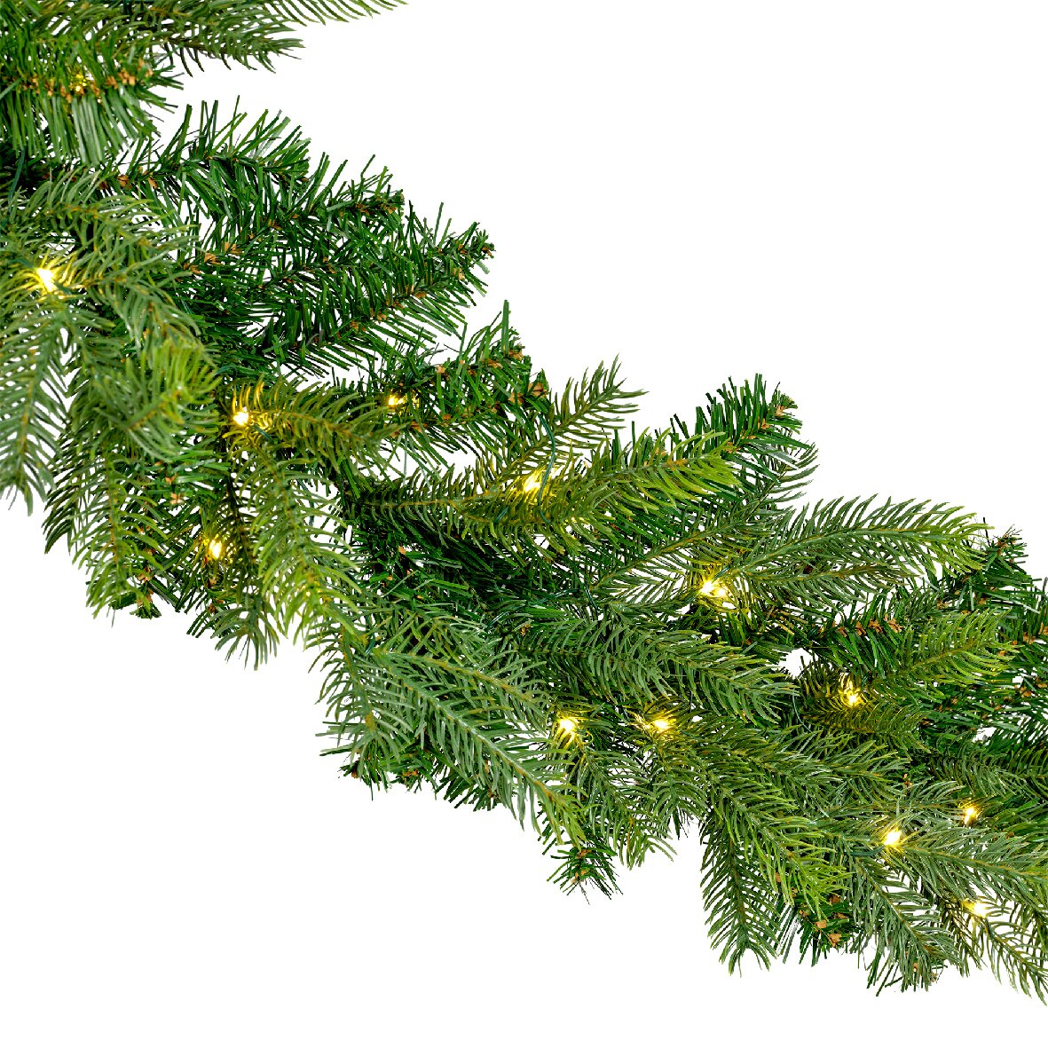 Detailaanzicht van een volle groene kunstkerstslinger met warmwitte ledverlichting, schuin van voren gefotografeerd tegen een witte achtergrond