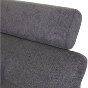 Nahaufnahme einer grauen Stoffpolsterung eines Ecksofas, seitliche Perspektive