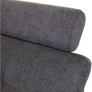 Nahaufnahme einer grauen Stoffpolsterung eines Ecksofas, seitliche Perspektive