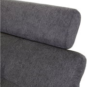 Nahaufnahme einer grauen Stoffpolsterung eines Ecksofas, seitliche Perspektive