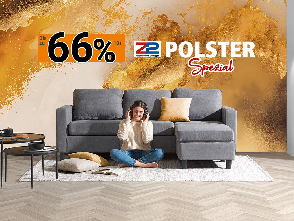 Frau mit Kopfhörern sitzt vor grauem Ecksofa, Werbegrafik zum Polster-Spezial mit bis zu 66 % Rabatt.