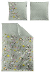 Bettwäsche-Set in sanftem Grün mit floralen Mustern, bestehend aus einem Bettbezug und zwei Kissenbezügen, aus der Vogelperspektive fotografiert.