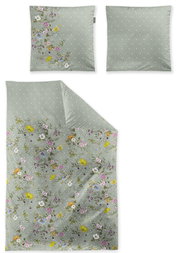 Bettwäsche-Set in sanftem Grün mit floralen Mustern, bestehend aus einem Bettbezug und zwei Kissenbezügen, aus der Vogelperspektive fotografiert.