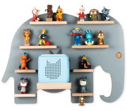 Frontansicht eines grauen, elefantenförmigen Wandregals aus Holz mit mehreren kleinen Ablagen, bestückt mit bunten Spielfiguren; in der Mitte steht eine hellblaue Toniebox.