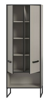 Moderner Hochschrank mit offenen Türen, graue Lamellenfronten und schwarze Rahmen, Frontalansicht