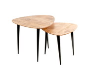 Set aus zwei ineinander schiebbaren Beistelltischen mit abgerundeten Holzplatten und schwarzen, konischen Beinen, freigestellt auf weißem Hintergrund, in schräger Vorderansicht von oben
