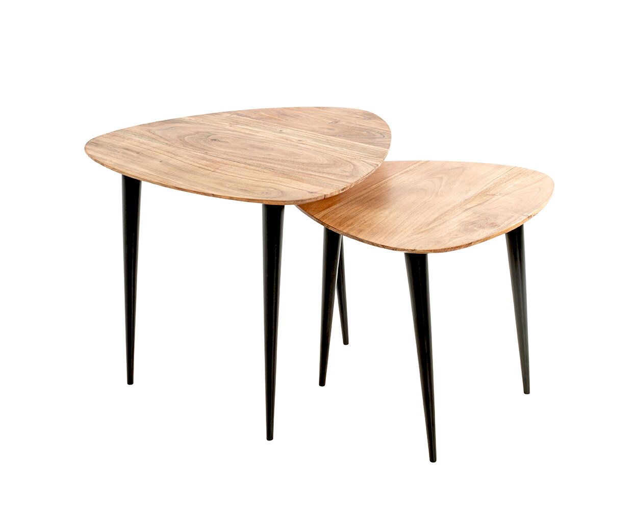 Set aus zwei ineinander schiebbaren Beistelltischen mit abgerundeten Holzplatten und schwarzen, konischen Beinen, freigestellt auf weißem Hintergrund, in schräger Vorderansicht von oben