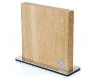 Magnet-Messerblock aus Eiche in seitlicher Perspektive, auf einem Metallfuß stehend.