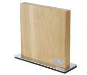 Magnet-Messerblock aus Eiche in seitlicher Perspektive, auf einem Metallfuß stehend.