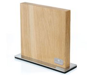 Magnet-Messerblock aus Eiche in seitlicher Perspektive, auf einem Metallfuß stehend.