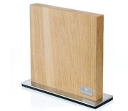 Magnet-Messerblock aus Eiche in seitlicher Perspektive, auf einem Metallfuß stehend.