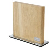 Magnet-Messerblock aus Eiche in seitlicher Perspektive, auf einem Metallfuß stehend.