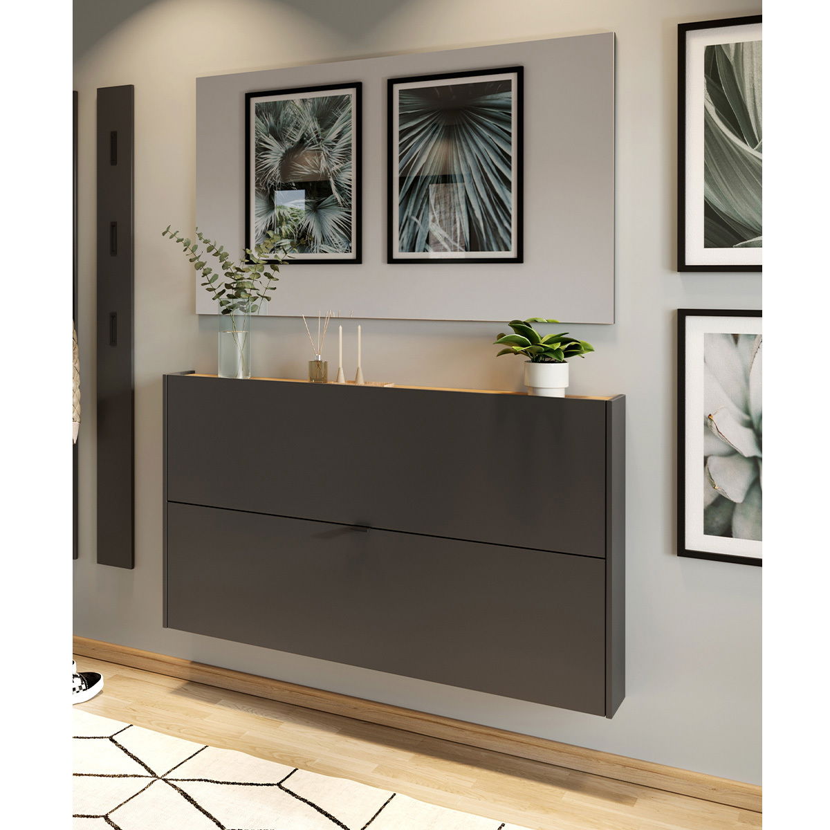 Moderne Garderobe in dunklem Design, frontal betrachtet, mit dekorativen Pflanzen und Bildern an der Wand.